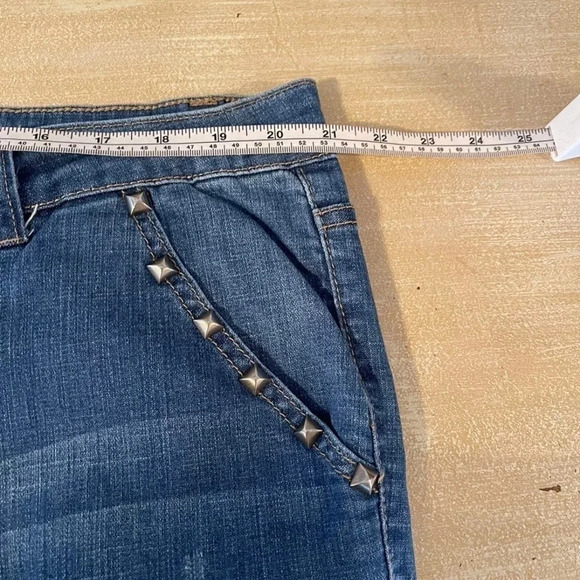 FOREVER21+ distressed jeans with studded detail. Cotton/spandex blend.
Size: 18 - Picture 9 of 12